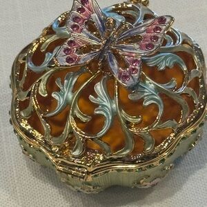 Ornate Butterfly Ring Holder 🦋